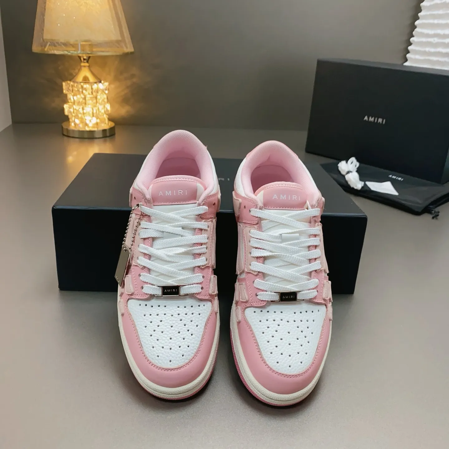 p580🐮🐮AMIRI Couple Style👑 The latest The Pacific Series Couple Style💀🦴Bone Stars Casual Sports Shoes Skateboard Shoes✔️ AMIRI's Pacific shoes are a sneaker that combines luxury and street style. Many celebrities and Internet celebrities have the same style. Its design and workmanship are very exquisite. Made of high-grade cow leather, soft to the touch and highly durable. 💎Fabrics: Original custom imported first-layer cowhide 💎Inner lining: Original customized breathable mesh 💎Foot: Original injection molded one-piece, comfortable, wear-resistant and not tiring for feet 💎Outsole: Original 1:1 molded three-color sole Original outsole 💎Sole thickness: 3CM 💎Size: Female 35-40 Male 39-46 💎Price; Top version 👑Special remarks Remark: (Female size 34 40 . Men's sizes 38 45 46 are customized and cannot be returned or exchanged. Please note when ordering! Thank you🤝🤝